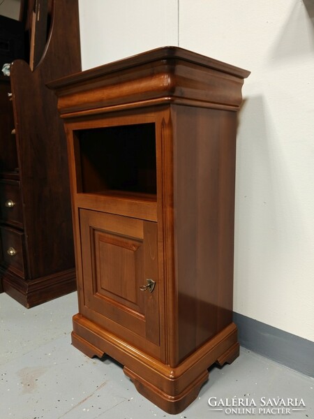 Single-door, solid wood English-style dresser / bedside table in antique cognac color, beautiful, in perfect condition.