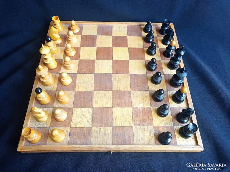 Régi fa sakk készlet dobozában