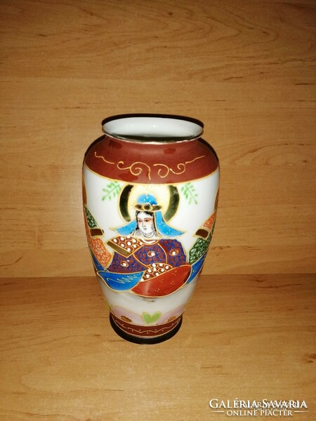 Chinese porcelain vase 16 cm high (18/d)