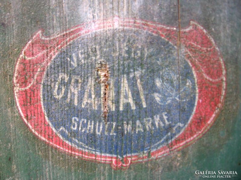 Antique garnet Schucz-marke glaze scale