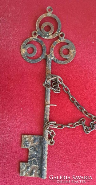 Kulcs alakú falifogas 3 akasztóval.