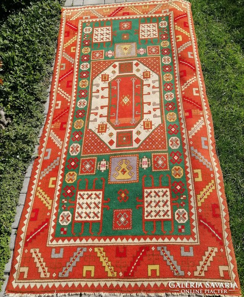 Kaukázusi Karachov Kazak szőnyeg (227cm x 110-120cm)
