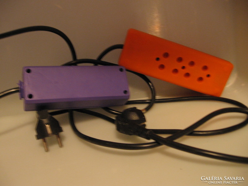 Retro lila és narancs színű földelt elektromos elosztó, hosszabbító
