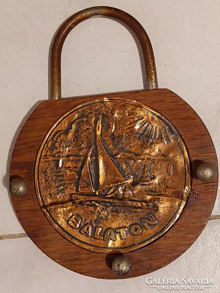 Key ring in the shape of a padlock with a retro copper veined balaton inscription
