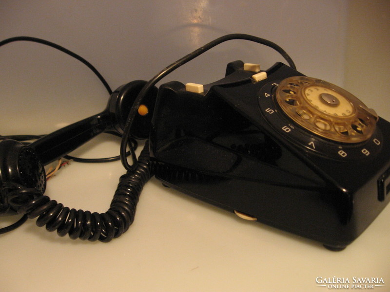 Retro fekete tárcsás telefon