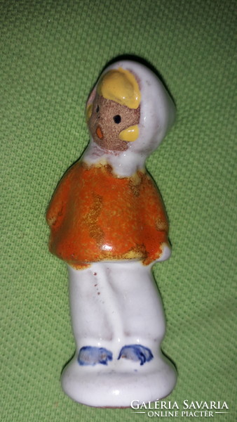 Antik pici KOMLÓS mázas kerámia hóban álló téli ruhás kislány EXTRÉM RITKA 7cm mint a képeken