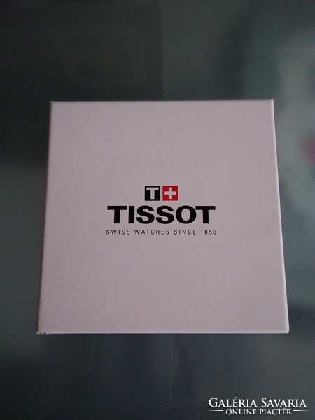 The Tissot watch box is covered with cardboard on the outside, and is a showy box made of plastic on the inside.