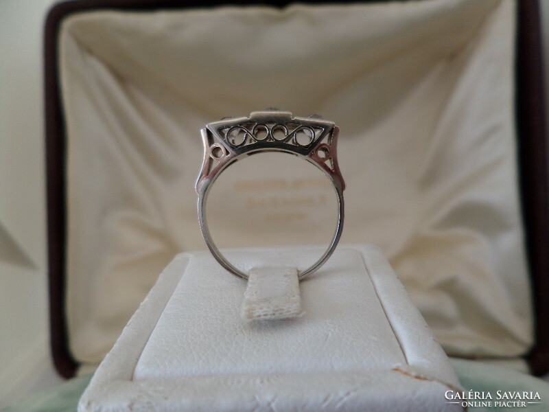 Art deco white gold ring with glasses