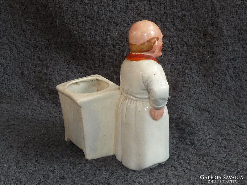 Antik porcelán figura váza régi figurális gyufatartó vagy cigaretta tartó tréfás porcelán figura