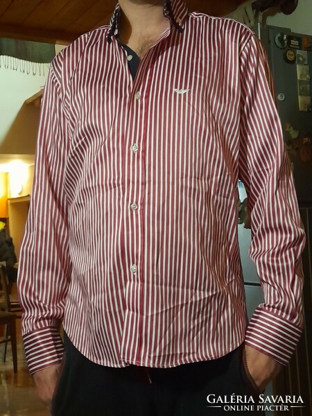 Eladásra kínálom kiváló állapotú Armani inget. M-es méretű,  hibátlan,  ünnepi alkalmakra is kiváló