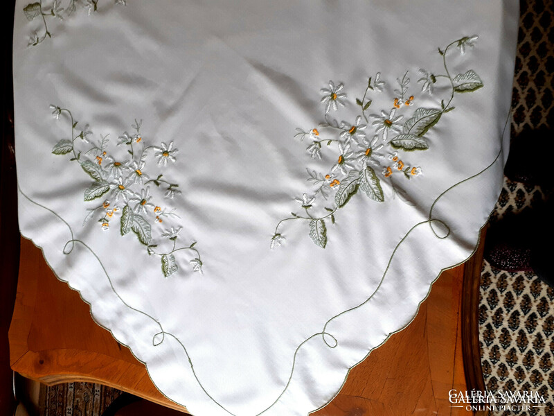 Beautiful embroidered daisy tablecloth. 80X80 cm