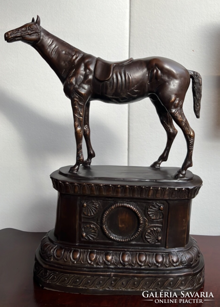 Ló bronz szobor klasszikus bronz emelvényen
