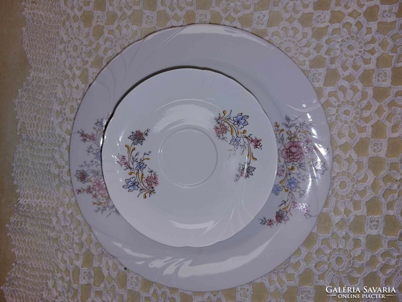 Szép virágos porcelán tányérok