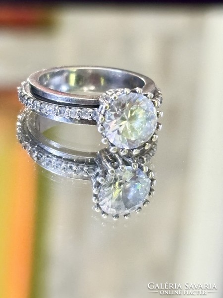 Gyönyörűséges-különleges ezüst gyűrű, cirkónia kövekkel ékesítve