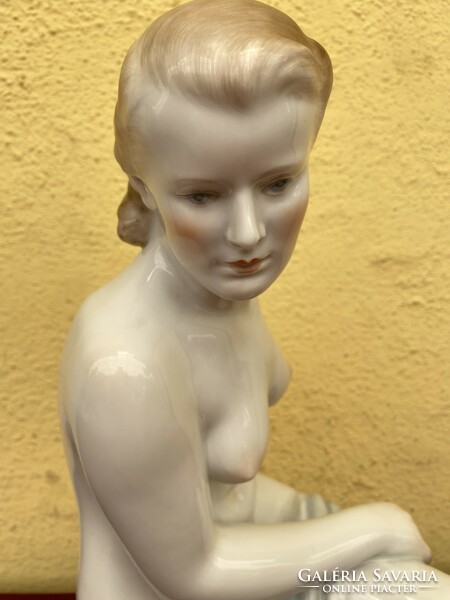 Herend kneeling girl