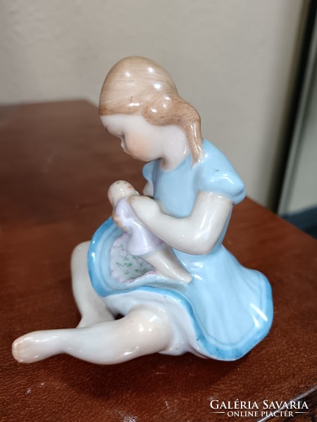 Kőbányai porcelán babázó kislány