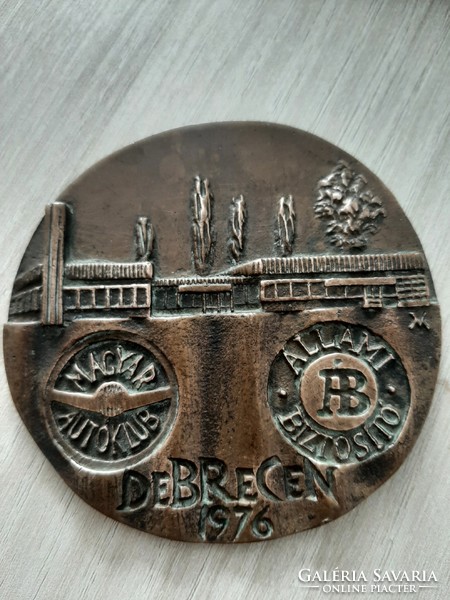 Debrecen bronz plakett  M. V . szignó 1976  Magyar Autóklub , Állami Biztositó 8,3 cm