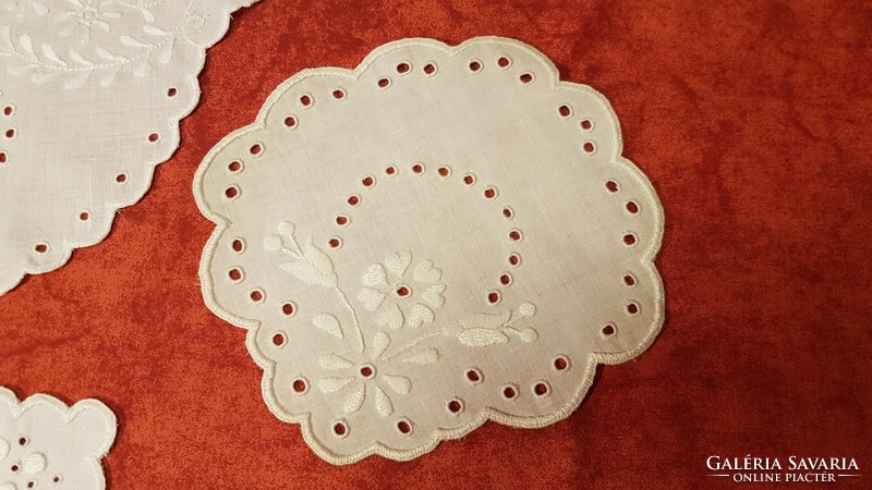Beautiful, hand-embroidered 5-piece tablecloth package from mommy