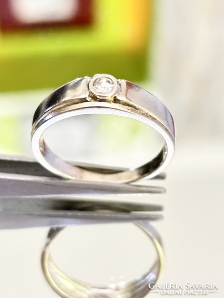 Dazzling silver ring with a clean shape