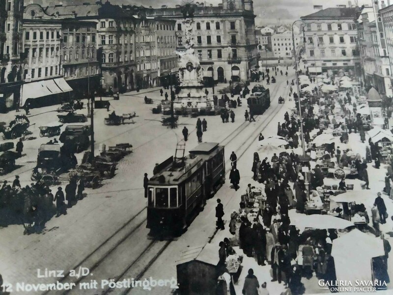 Ausztria, Linz, 12 November tér, a háttérben a Pöstlingberg, villamosok, 1930-ból