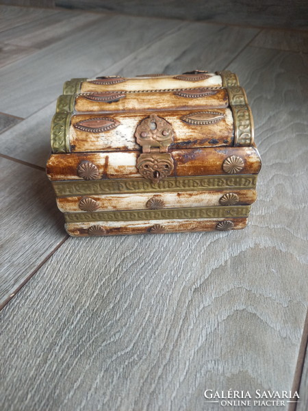 Solid old copper veined bone jewelry box (8.5x11.7x9.7 cm)