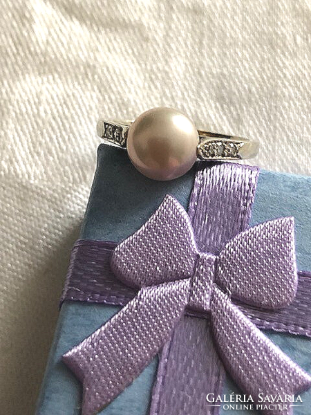 White gold ring with pearls and glasses!