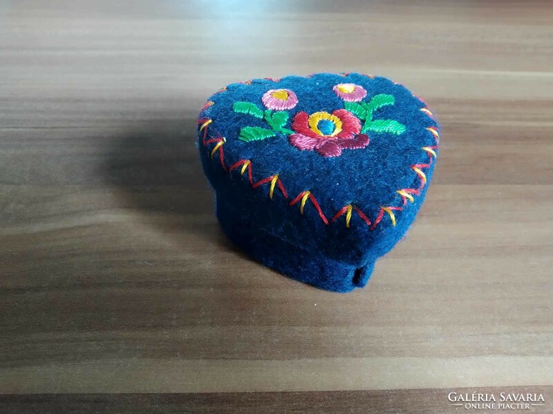 Embroidered small heart-shaped holder with roof, matyóföld, diameter: 7 cm x 7 cm x 4 cm