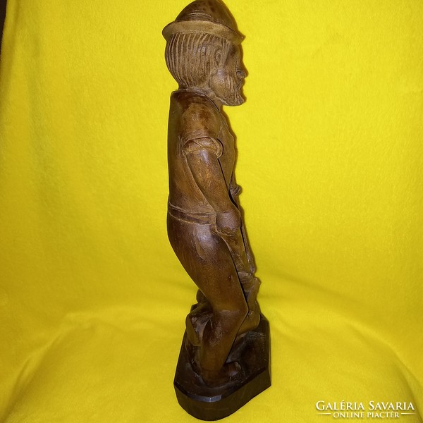 "A Favágó ".Fafaragás, fából faragott figura, szobor.