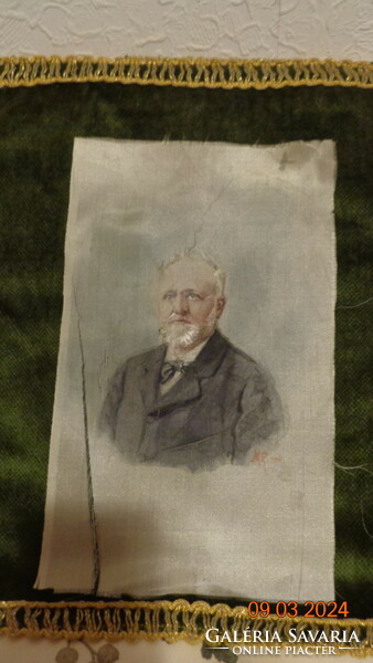 Biedermeier  selyem kép , egy markáns öreg úrról ,  M R. 1925  szignóval , 99 éves , 14 x 22 cm