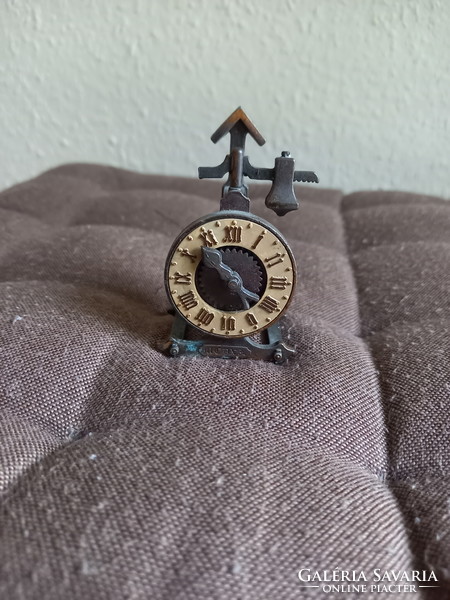 Old metal pencil sharpener in the shape of a clock (7.3x4.3x4.3 cm)