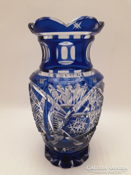 Kék két rétegű csiszolt kristály váza, 15,5 cm