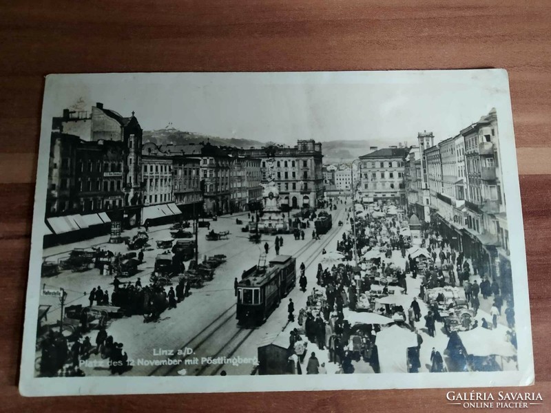 Ausztria, Linz, 12 November tér, a háttérben a Pöstlingberg, villamosok, 1930-ból