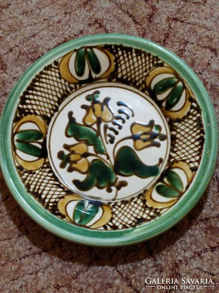 Ceramic wall plate with a diameter of 20 cm.