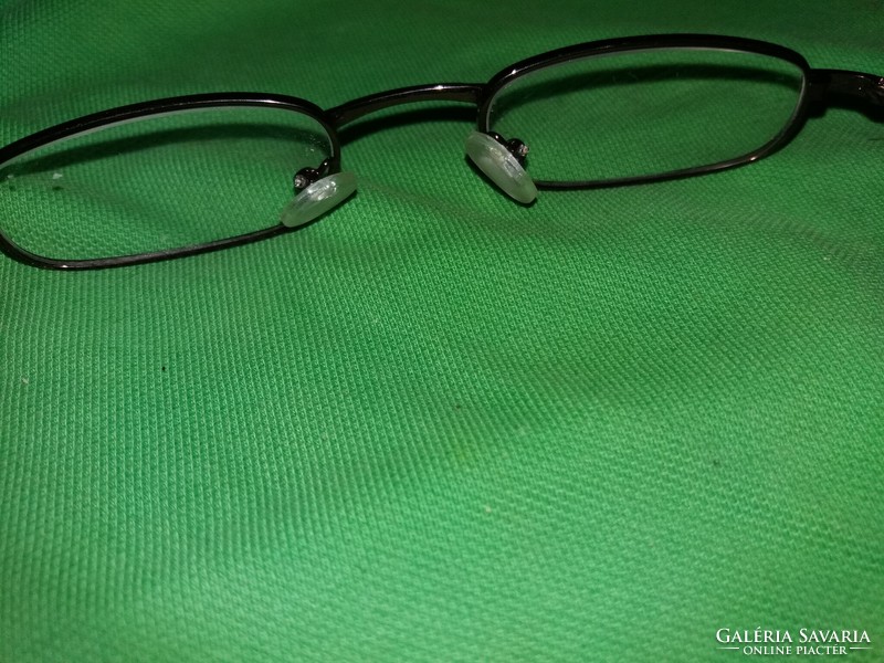 MINŐSÉGI Üveglencsés UNISZEX szemüveg kb. 1 -es a képek szerint