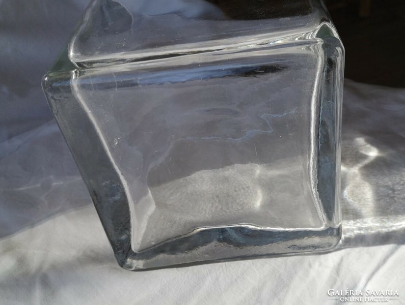 17 cm magas kocka üveg váza, edény