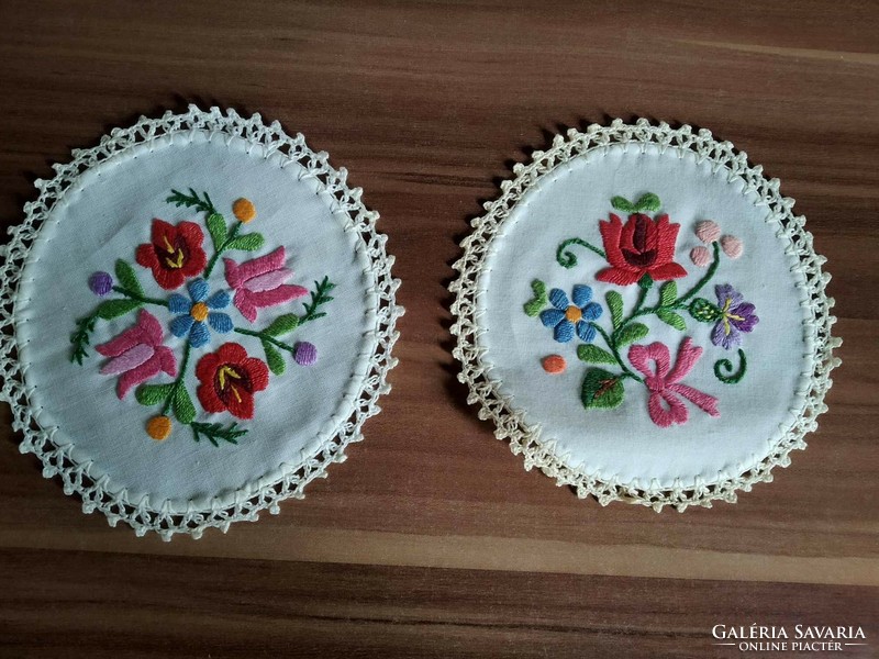 2 embroidered tablecloths, matyóföld, diameter: 13 cm