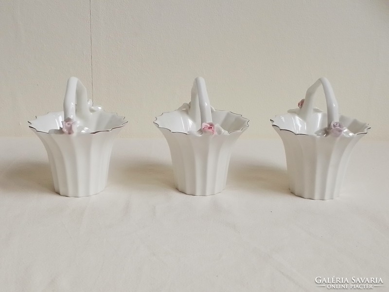 Három antik régi fehér mázas porcelán füles kosárka rózsa dísz húsvéti dekoráció jelzett vitrin nipp