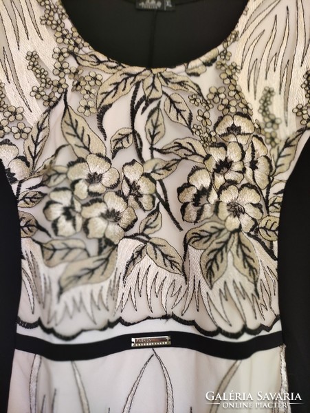 Casual dress embroidered with black, gold and white flowers