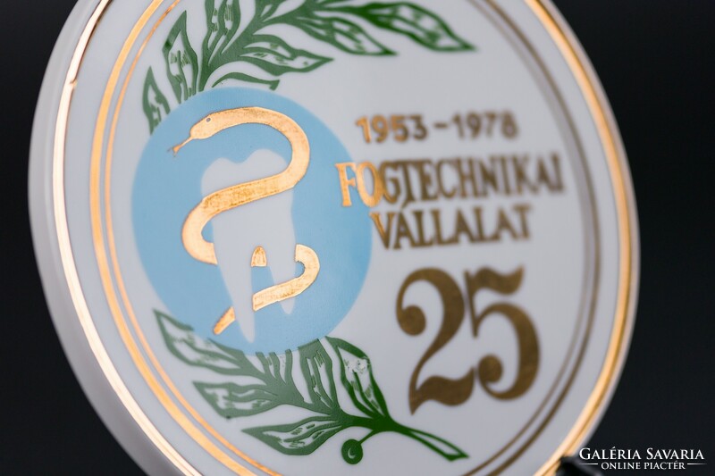Hollóházi porcelán, 25. évfordulós Fogtechnikai Vállalat emlék plakett, dobozában, jelzett.