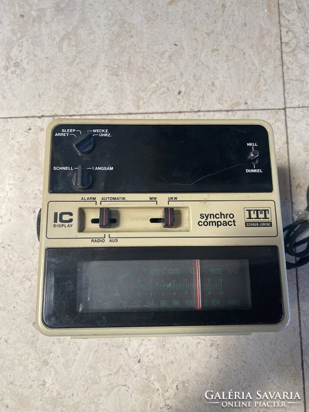 Here, the radio is a synchro compact retro alarm clock