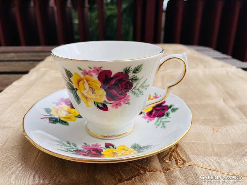 Vintage vörös és sárga rózsamintás Bone China Queen Anne angol teáscsésze aljjal