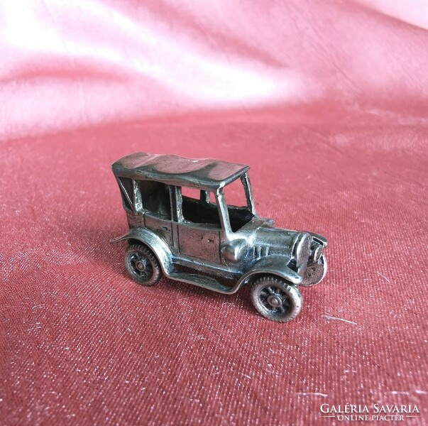 Ezüst miniatűr autó