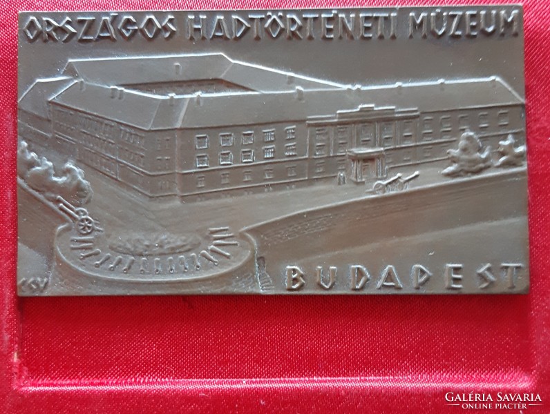 Csúcs Viktória: Országos Hadtörténeti Múzeum Budapest, plakett és jelvény dobozában