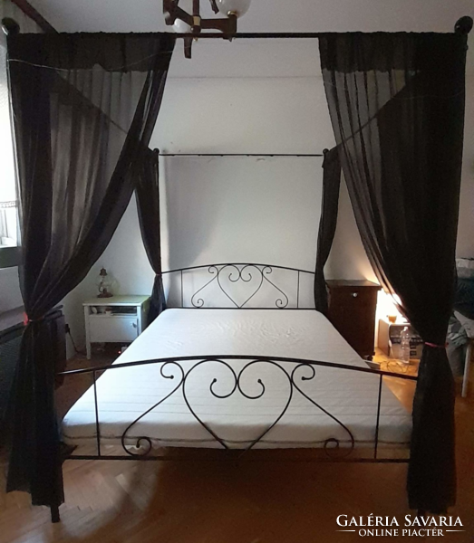 Baldachinos ágy matraccal, függönnyel