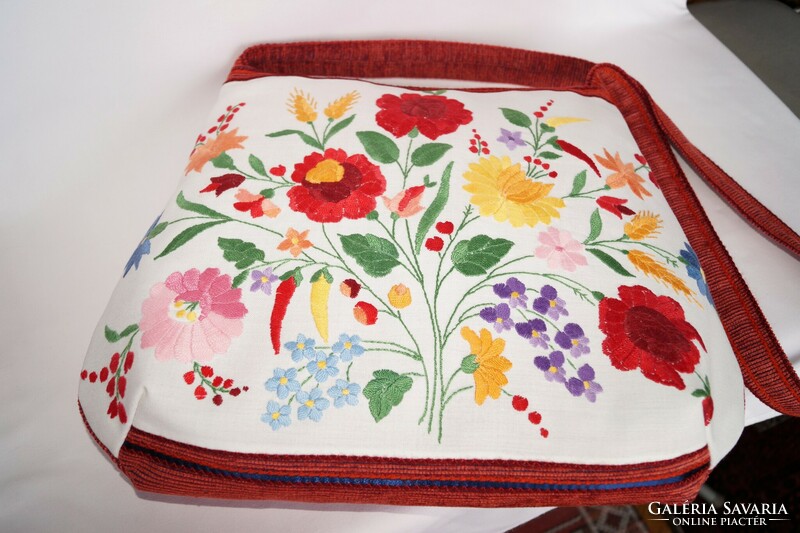 Színes, kézzel hímzett, kalocsai virágos textíliából készült, nagy méretű, női pakolós női válltáska