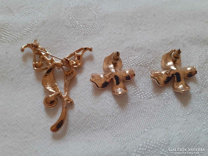 Gold-colored bow-shaped brooch and matching earrings
