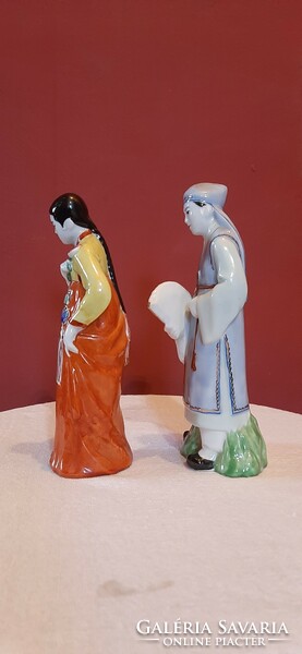 A real rarity. Kndk - (North Korea) original marked statue pair. They are 17 and 18 cm high.