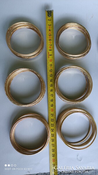 Gold-colored bijou hoop bracelet at a spectacular price of 74 pieces