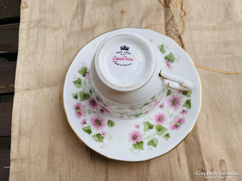 Vintage rózsaszín virágmintázatú Bone China Queen Anne angol teáscsésze aljjal