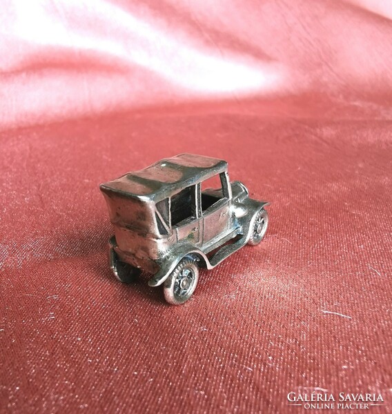 Ezüst miniatűr autó